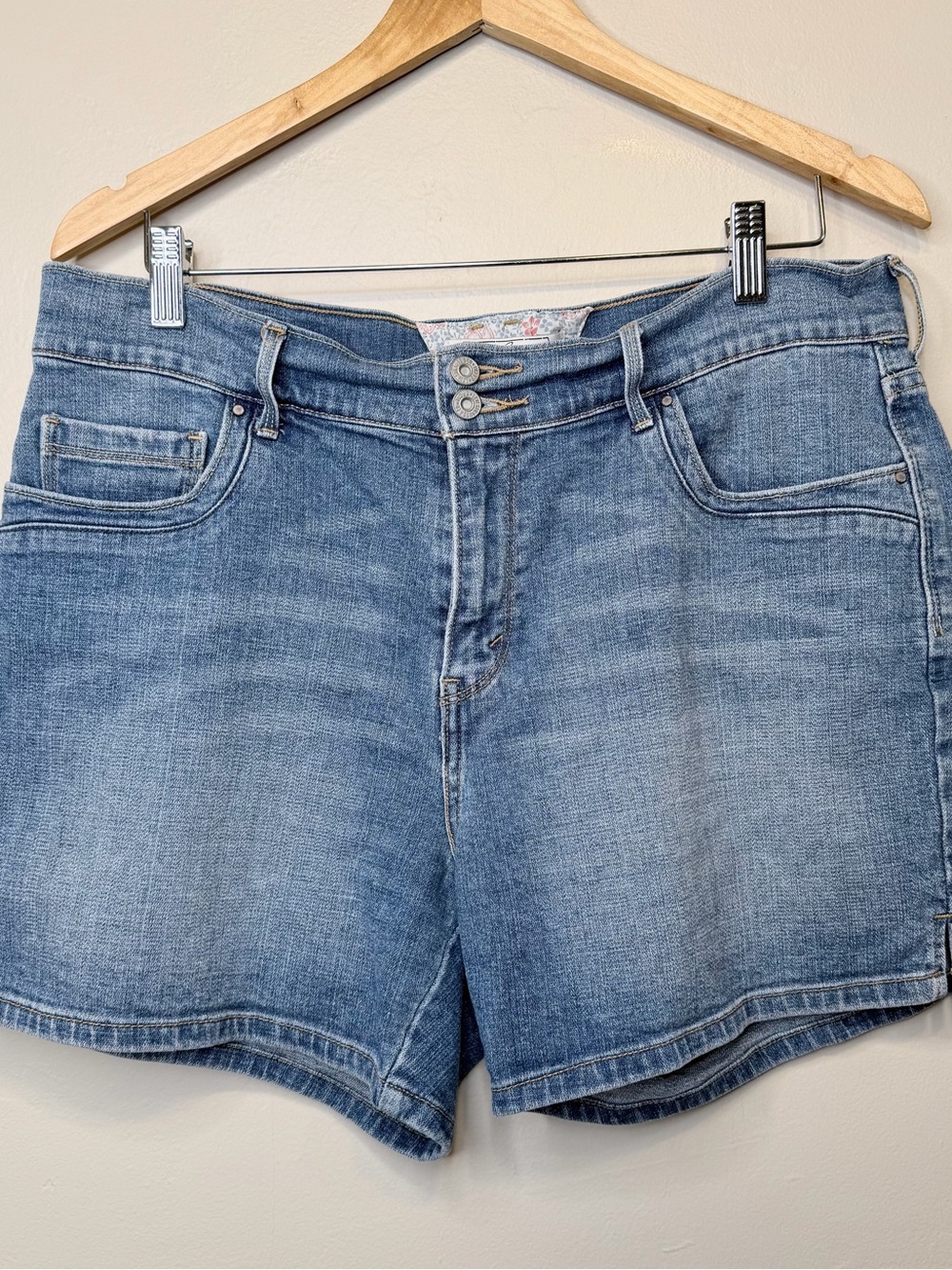 Levi's | Y2K Mid-High Rise Med Blue Wash Quality Denim Stretch Jean Shorts - Picture 2 of 13